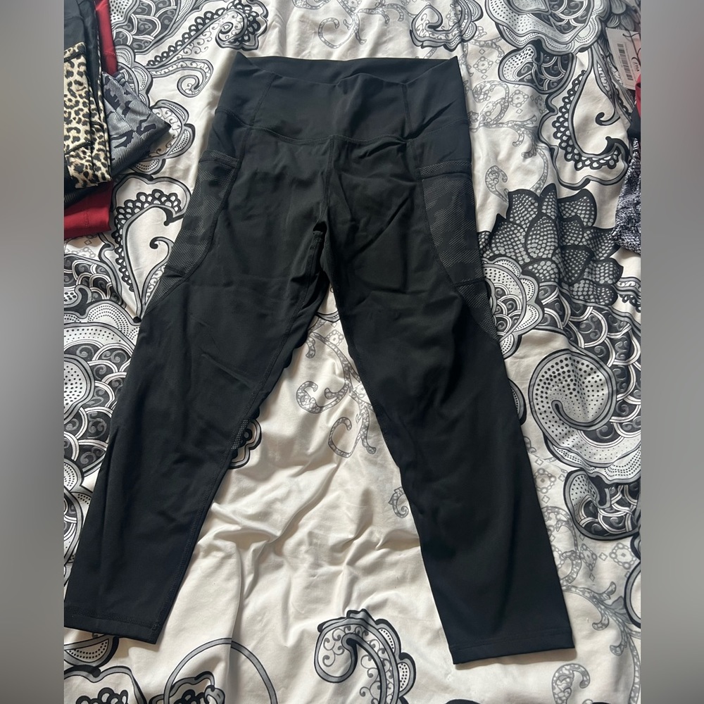 : Black camo reflective leggings 
Size: 8-10
